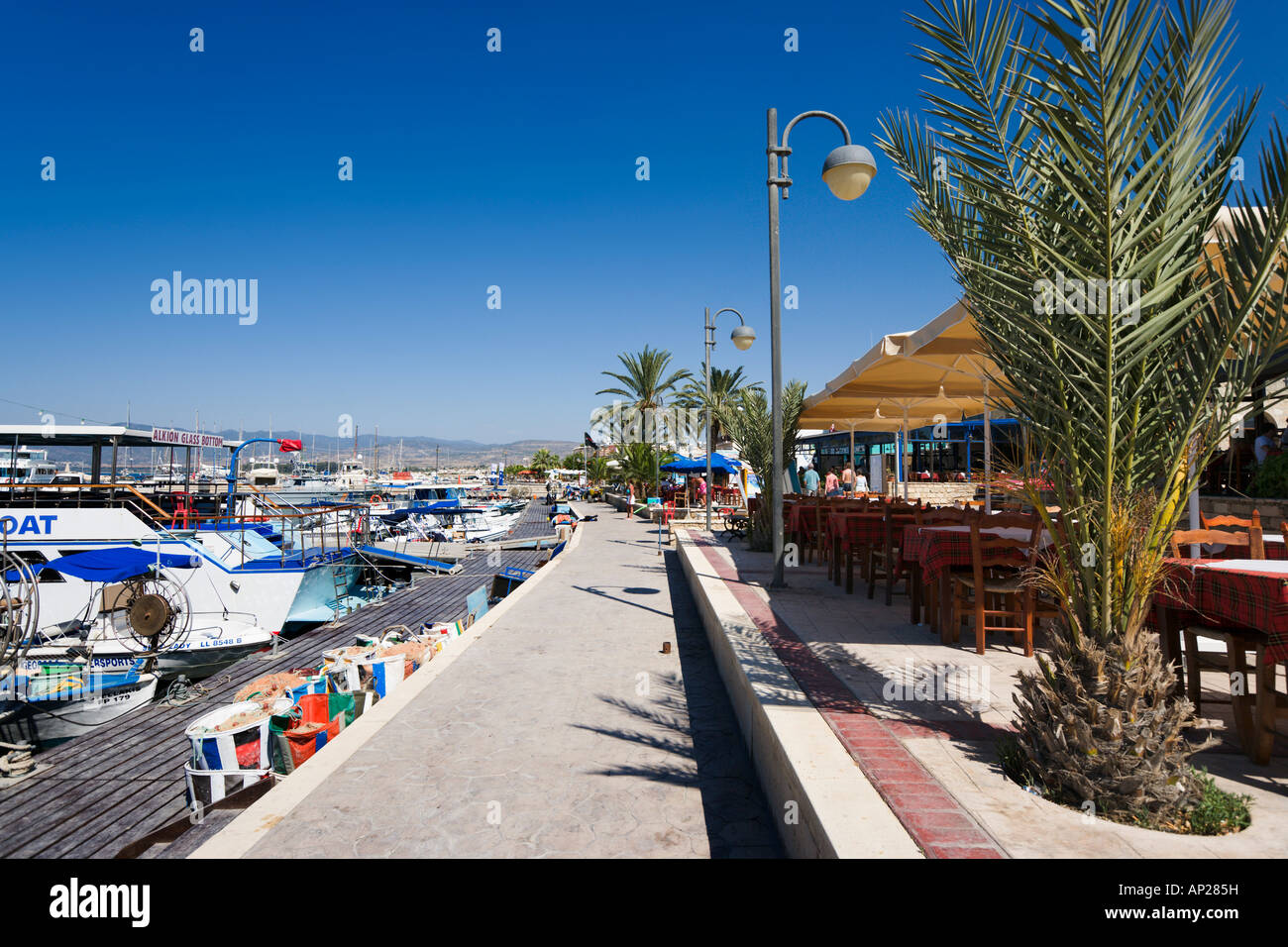 Tavernes dans le port, près de Latchi, polis, Chypre du Nord, de la Côte Ouest Banque D'Images