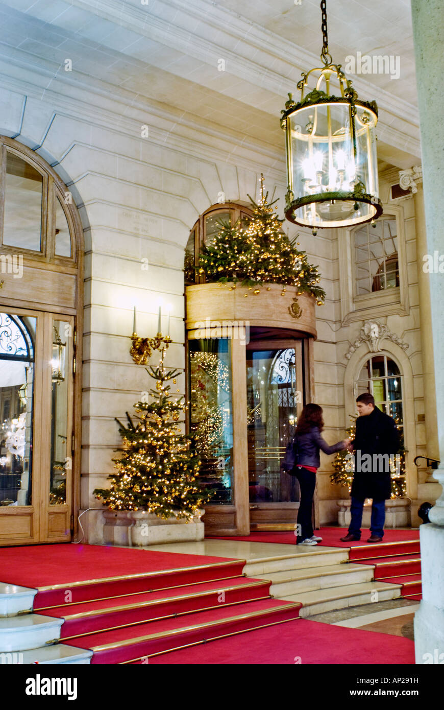 Paris France, hôtel de luxe Ritz, entrée principale « place Vendôme » éclairée la nuit « 5 étoiles », personnes extérieures Banque D'Images