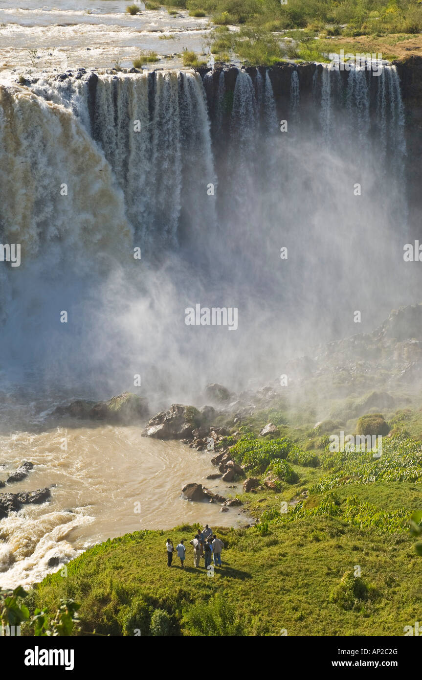 Un groupe de touristes à les chutes du Nil Bleu (Tis Issat ou TIS) Abbaye de cascades de la rivière du Nil Bleu en Ethiopie. Banque D'Images