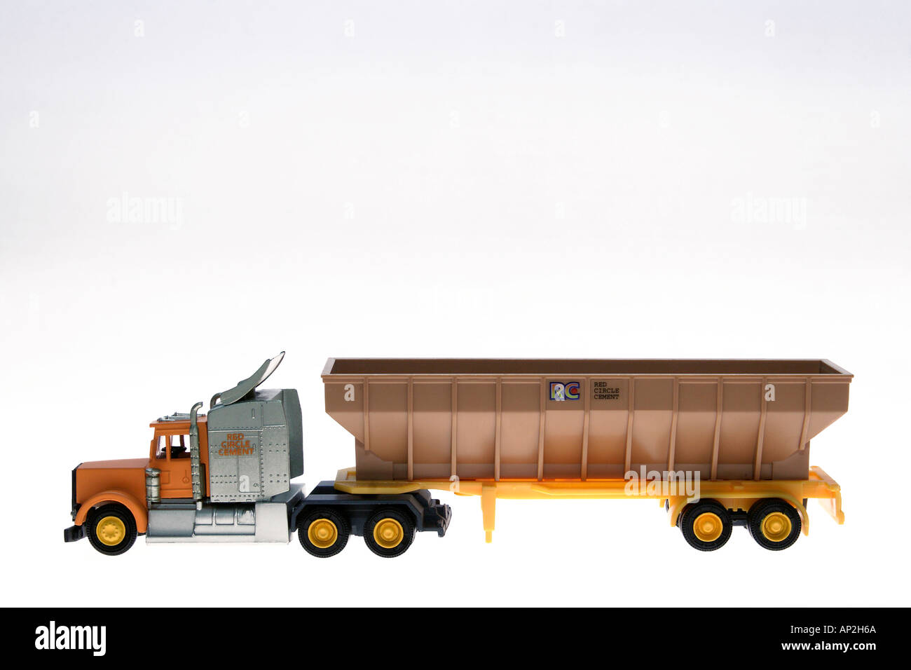 AAD72276 Toy Remorque sur fond blanc Banque D'Images