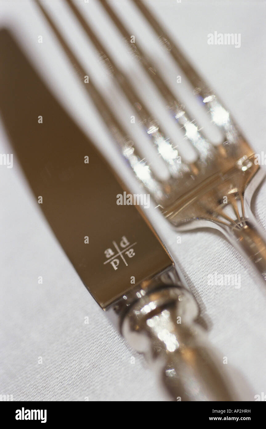 Close up d'argent couverts, fourchette et couteau dans le restaurant Alain Ducasse, Paris, France Banque D'Images