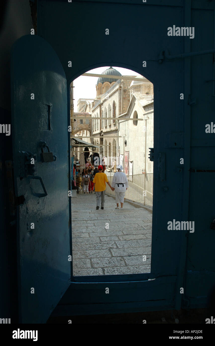 Vue d'une rue de la ville de Jérusalem par la porte ouverte de l'école de garçons palestiniens Banque D'Images