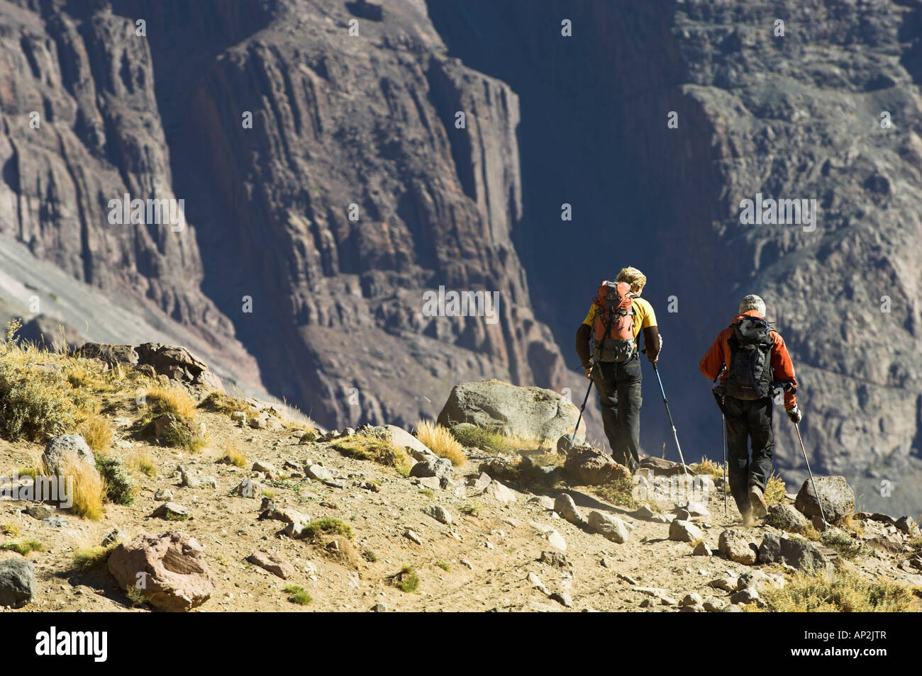 Deux hommes en ordre décroissant Cajon del Maipo, escalade de glace, Chili Banque D'Images