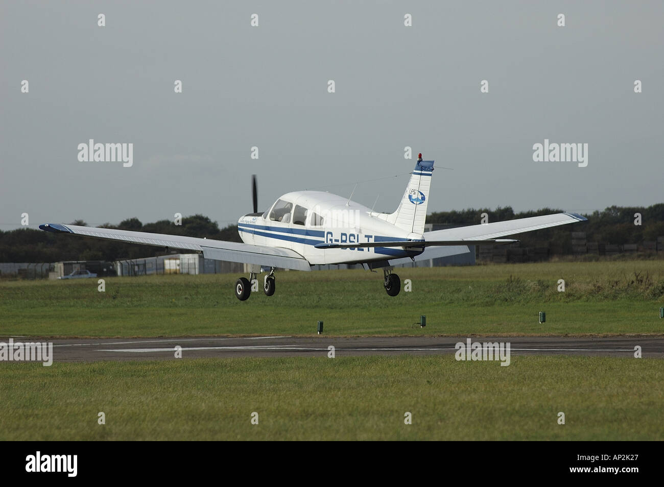 Un petit avion léger vient dans d'atterrir à un aérodrome privé dans le Lincolnshire Banque D'Images