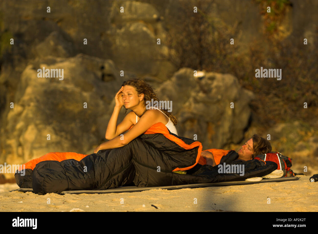 Un couple sur la plage, le camping, Madagascar, Afrique Banque D'Images