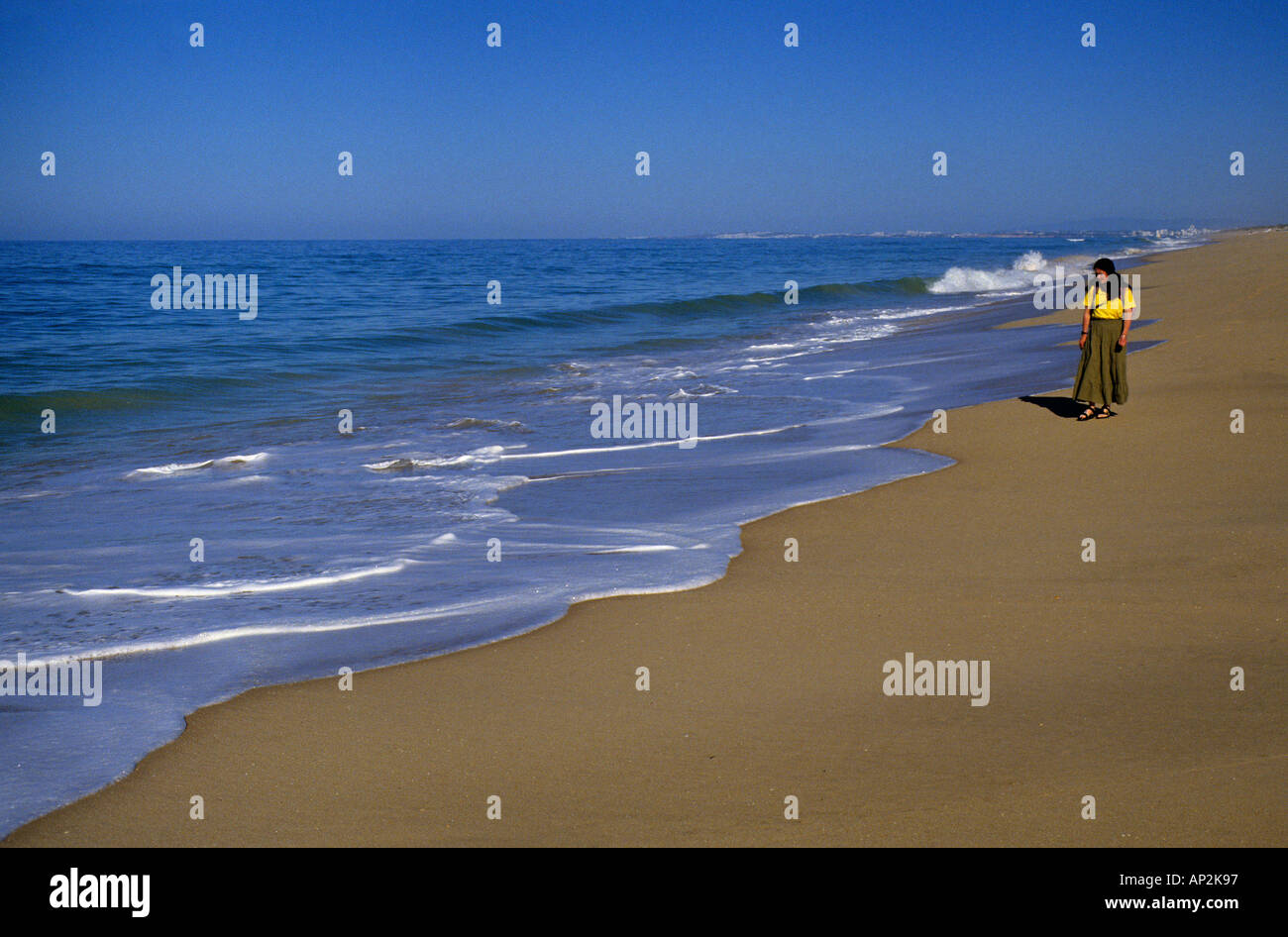 Balades touristiques femelle sur la plage ilha de Faro Algarve portugal Europe Banque D'Images