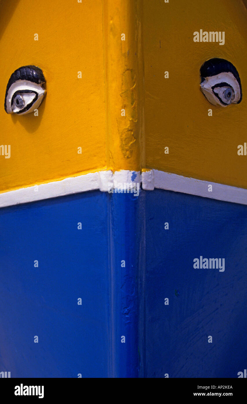 Les yeux d'Horus sur la proue du bateau de pêche dans le port de Marsaxlokk Malte Europe Banque D'Images