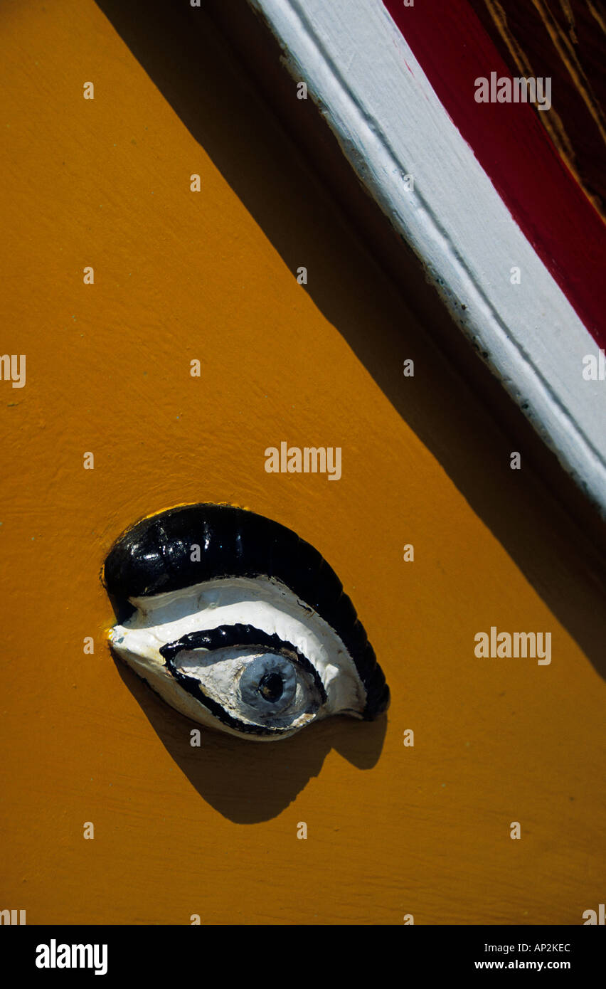 Oeil d'Horus sur la proue du bateau de pêche dans le port de Marsaxlokk Malte Europe Banque D'Images