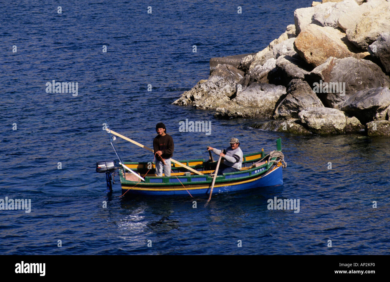Deux pêcheurs en bateau à rames Malte Europe Banque D'Images