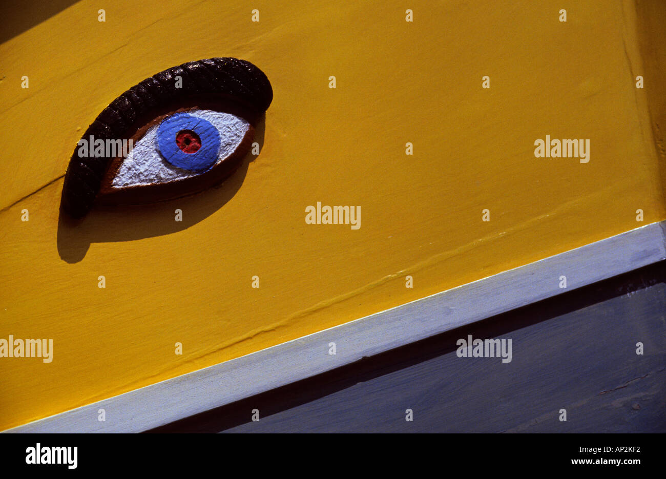 Blue Eye of Horus sur l'avant du bateau de pêche dans le port de Marsaxlokk Malte Europe Banque D'Images
