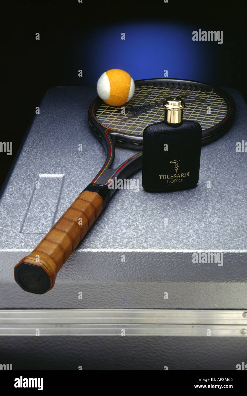 Style de vie AAD72402 raquette de tennis et la balle avec flacon de parfum Banque D'Images