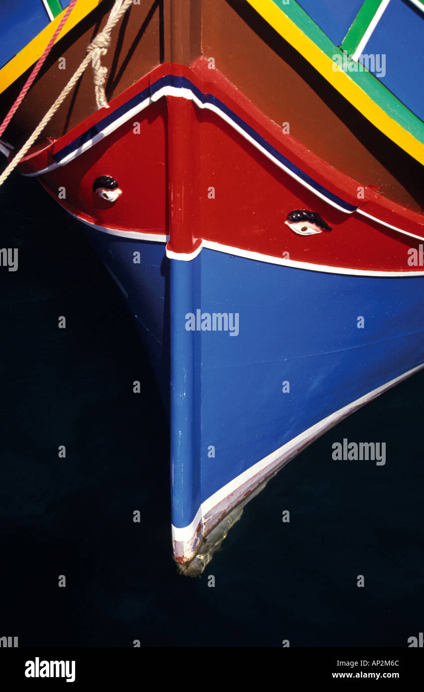 Les yeux d'Horus sur la proue du bateau de pêche dans le port de Marsaxlokk Malte Europe Banque D'Images