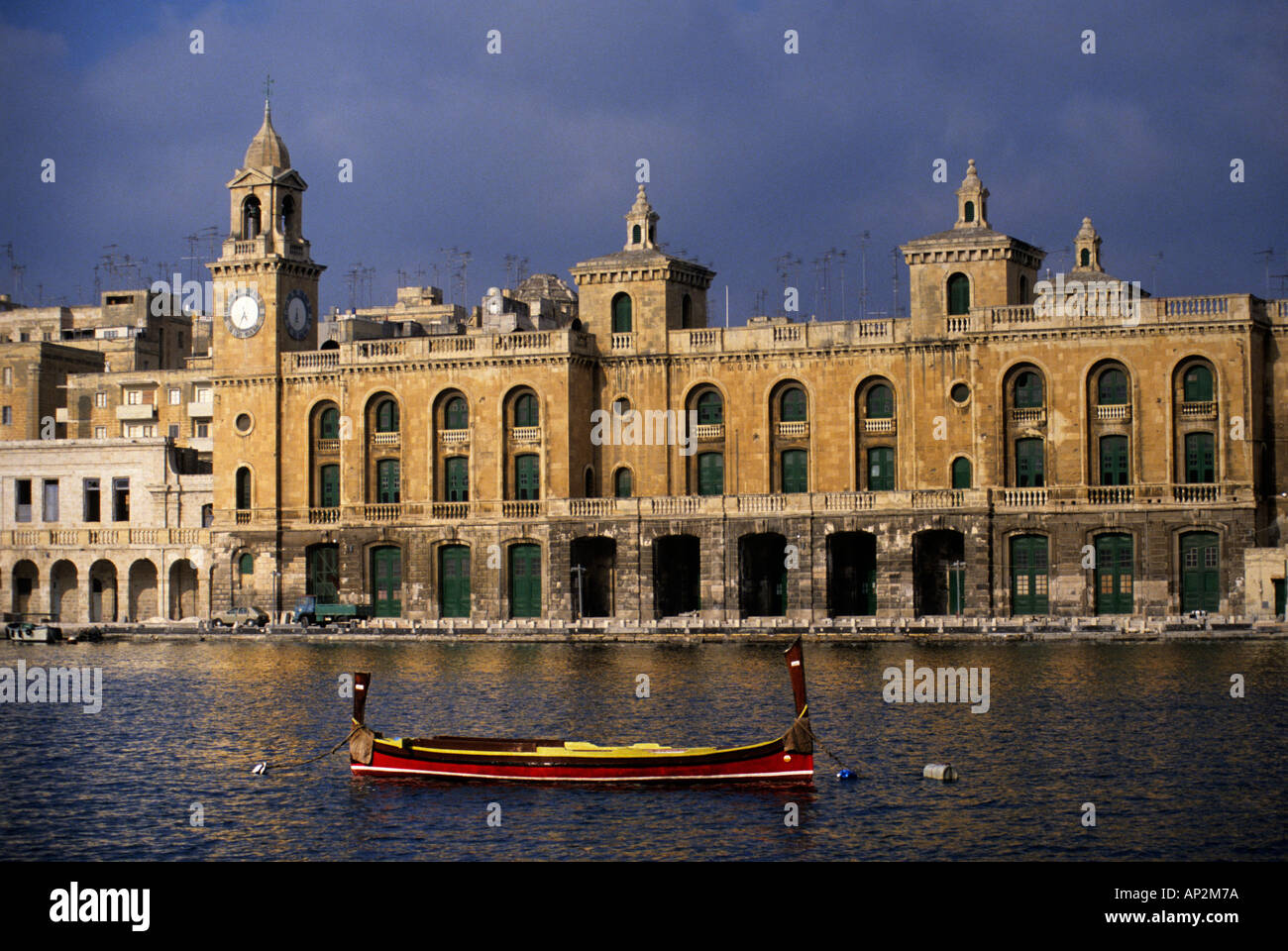 Bateau de pêche en Europe Malte Valletta port Banque D'Images