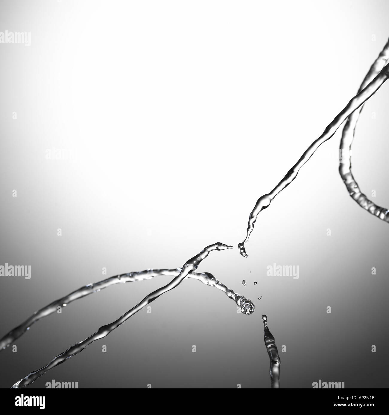 IQP72660 Water drop splash sur fond gris Banque D'Images