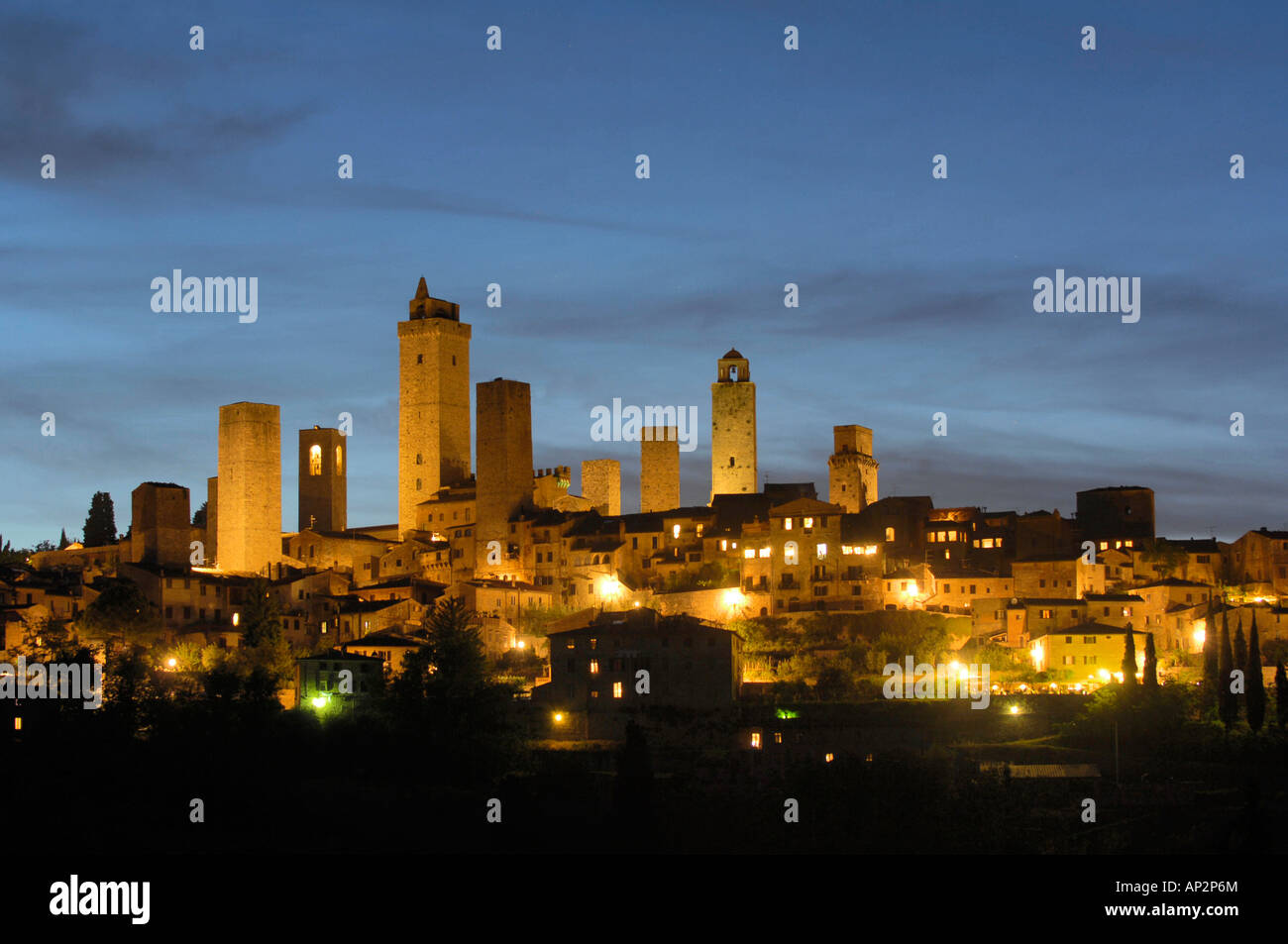 Panorama d'une petite ville médiévale de nuit, San Gimignano, Toscane, Italie Banque D'Images