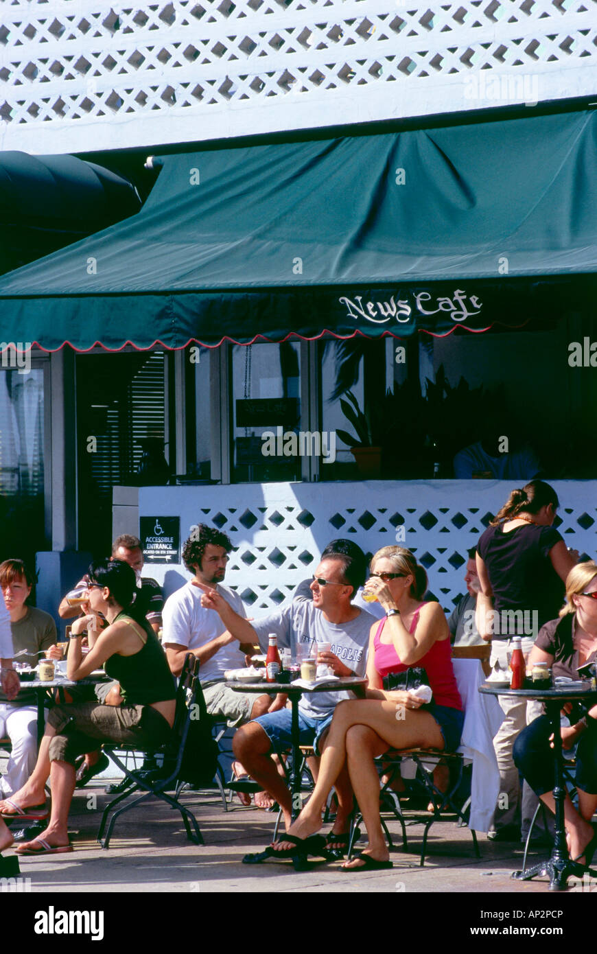 News Cafe, Ocean Drive, à South Beach, Miami, Floride, USA Banque D'Images News Cafe, Ocean Drive, à South Beach, Miami, Floride, USA Banque D'Images