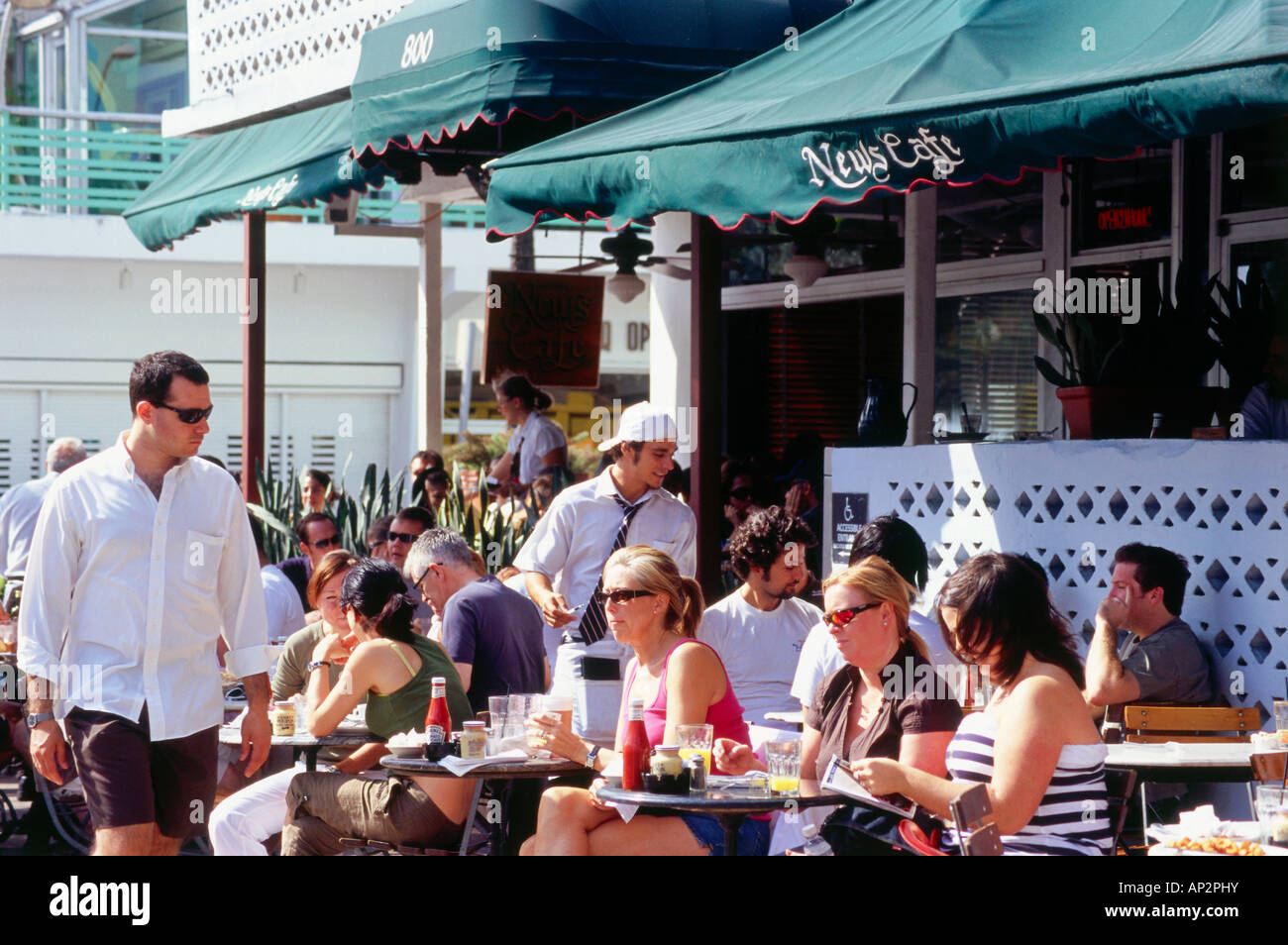 News Cafe, Ocean Drive, à South Beach, Miami, Floride, USA Banque D'Images News Cafe, Ocean Drive, à South Beach, Miami, Floride, USA Banque D'Images