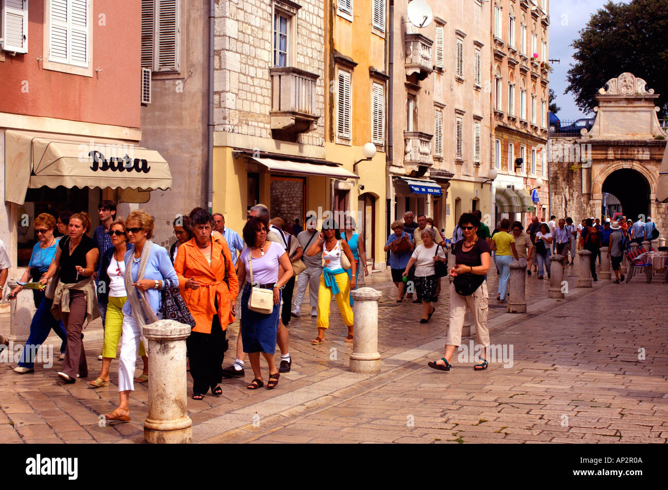 Zadar Croatie Scène de rue typique de l'ancienne ville avec ses routes et trottoirs en marbre Banque D'Images