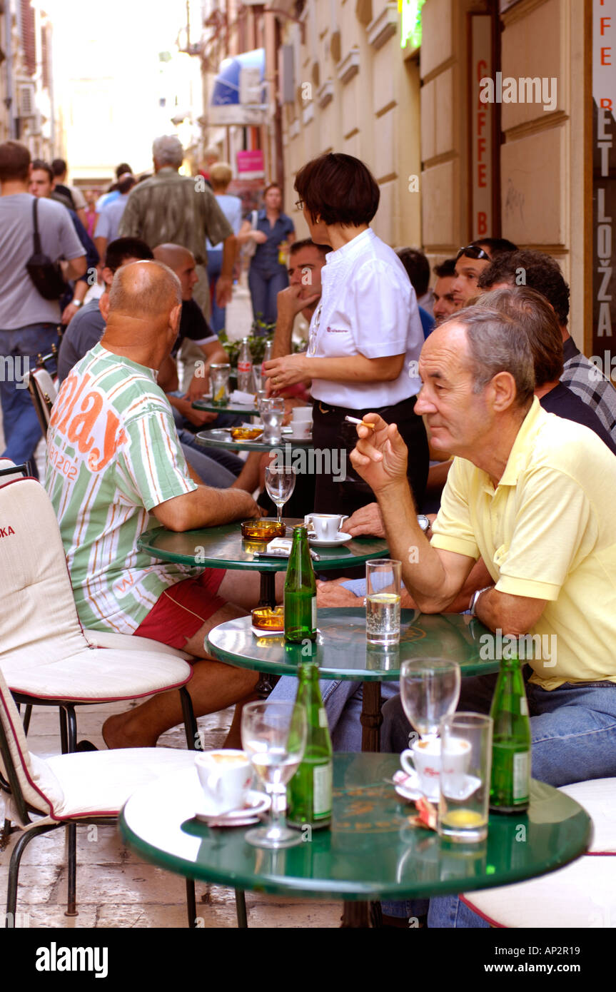 Zadar Croatie Scène de rue typique assis dans un café Banque D'Images