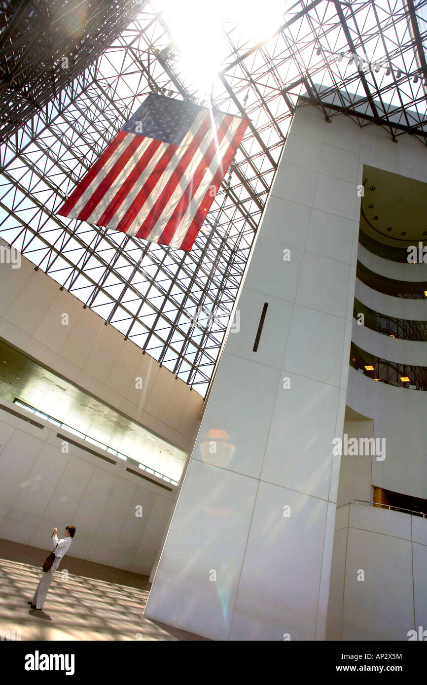 John F Kennedy Library avec drapeau, Stars and Stripes, Boston, Massachusetts, USA Banque D'Images