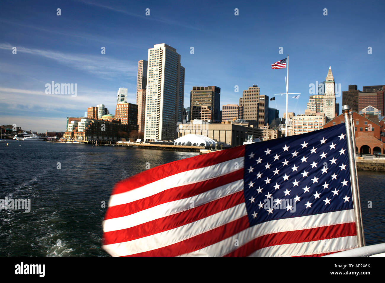 Vue sur le port de Boston avec drapeau, Boston, Massachusetts, USA Banque D'Images