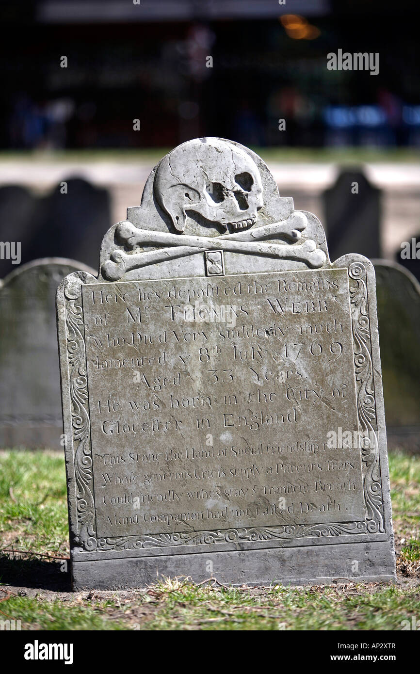 Une pierre tombale dans un cimetière, vieux grenier Burying Ground, Boston, Massachusetts, USA Banque D'Images