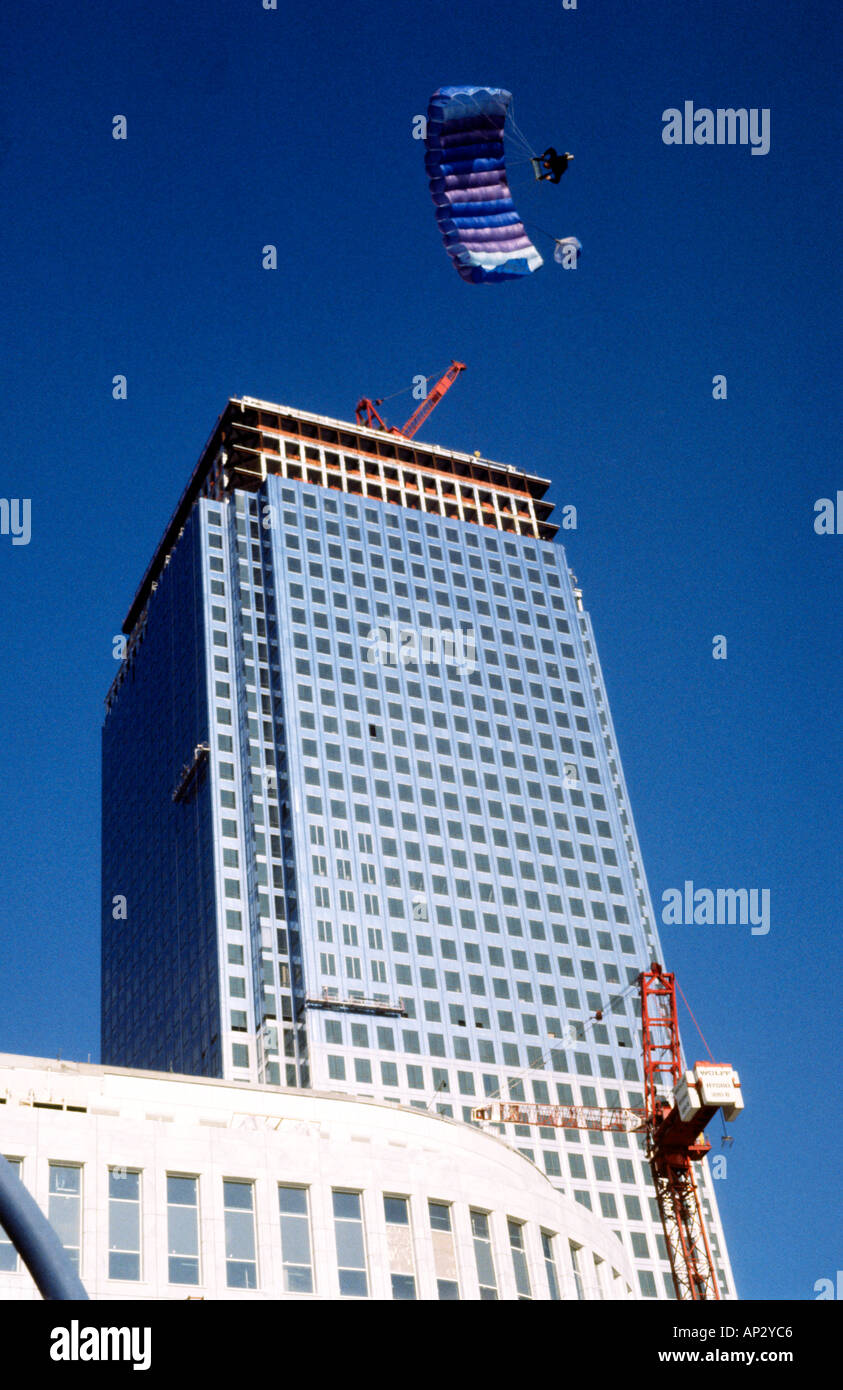 Australian Mark Scott faisant la première base jump de Canary Wharf Tower Docklands Londres Grande Bretagne Banque D'Images