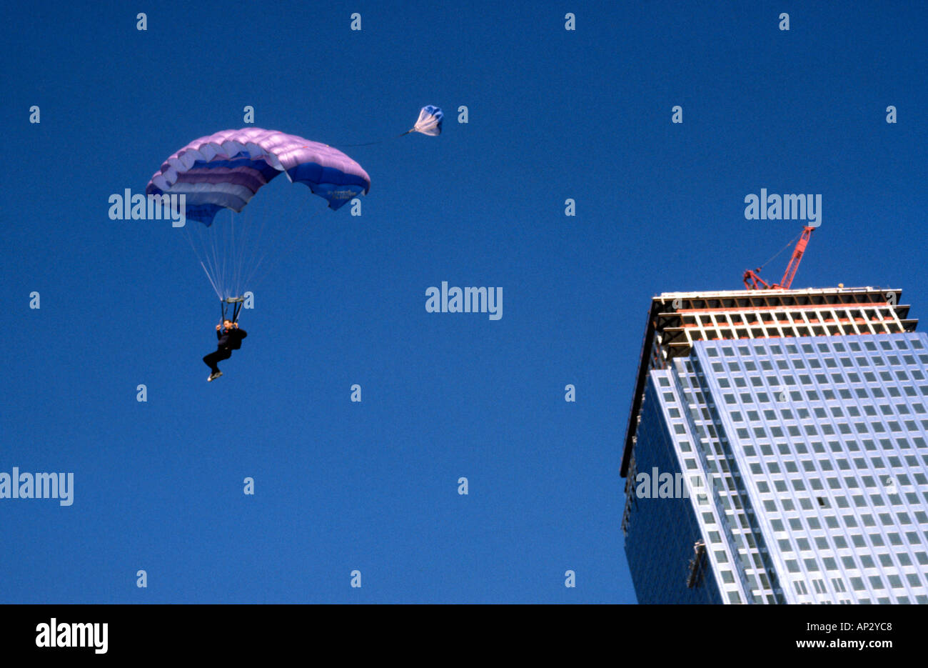Australian Mark Scott faisant la première base jump de Canary Wharf Tower Docklands Londres Grande Bretagne Banque D'Images
