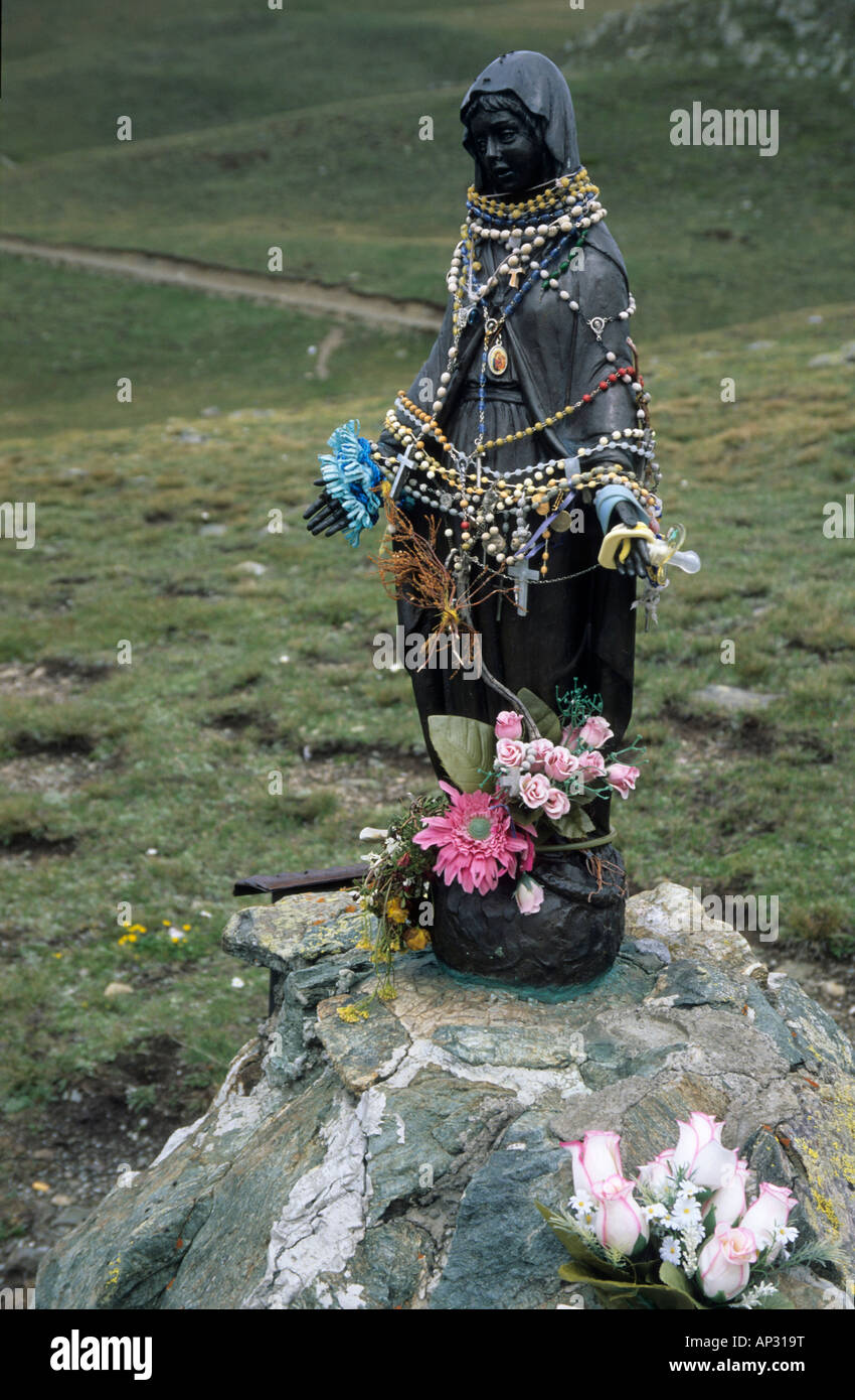Madonna avec fleurs et rosaire, la tape, Livigno, Italie Banque D'Images