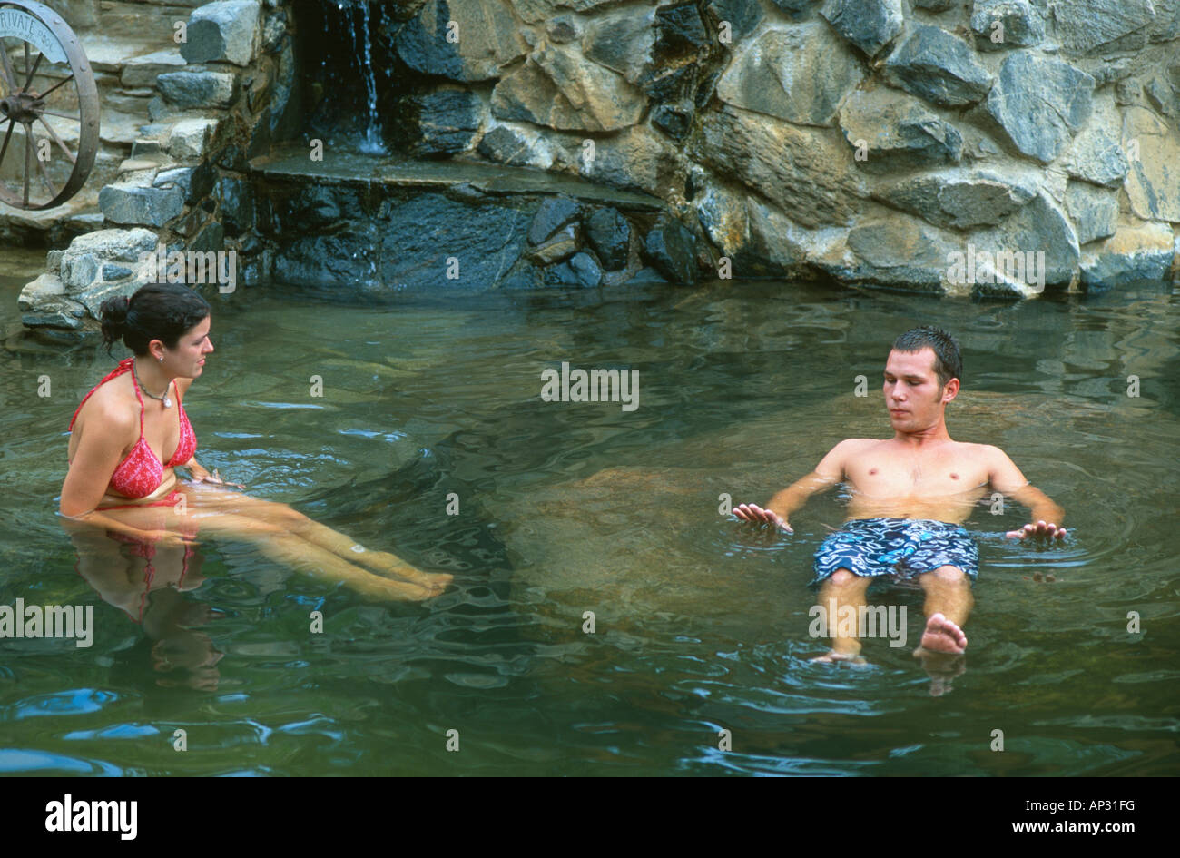 Couple in Strawberry Park Hot spring de Steamboat Springs, Colorado USA Banque D'Images
