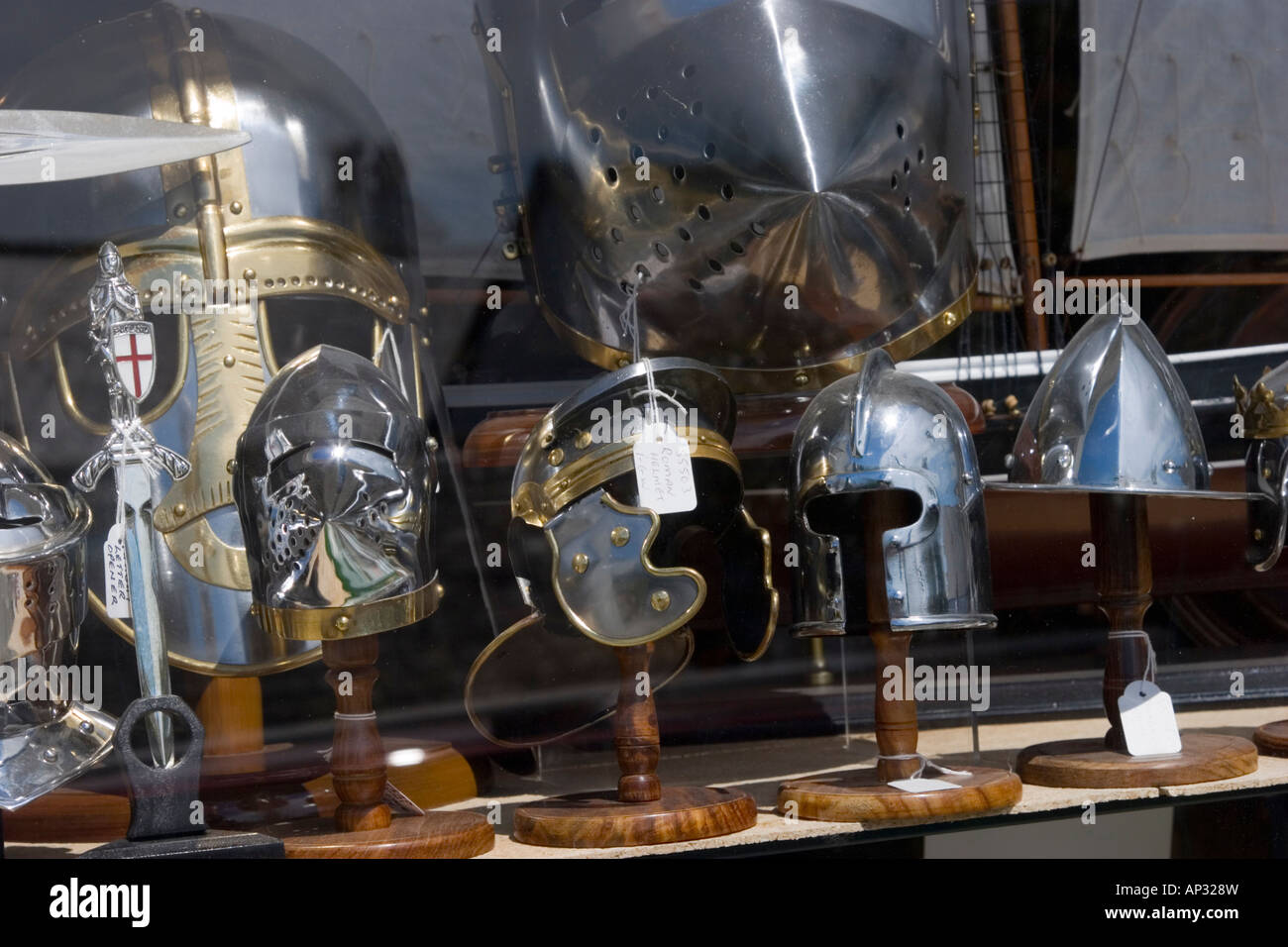 Knight s casque de métal et d'autres articles en vente dans une fenêtre d'une boutique de cadeaux Banque D'Images