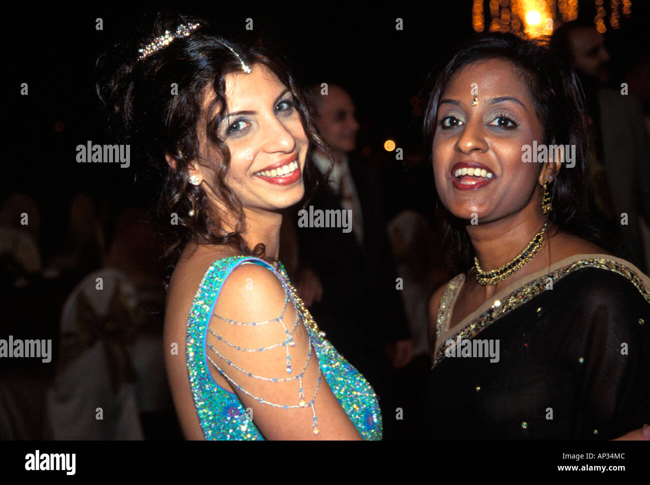 Mariée indienne et ami à la réception de mariage de Parsi, champ de courses, Mumbai, Inde du Sud Banque D'Images