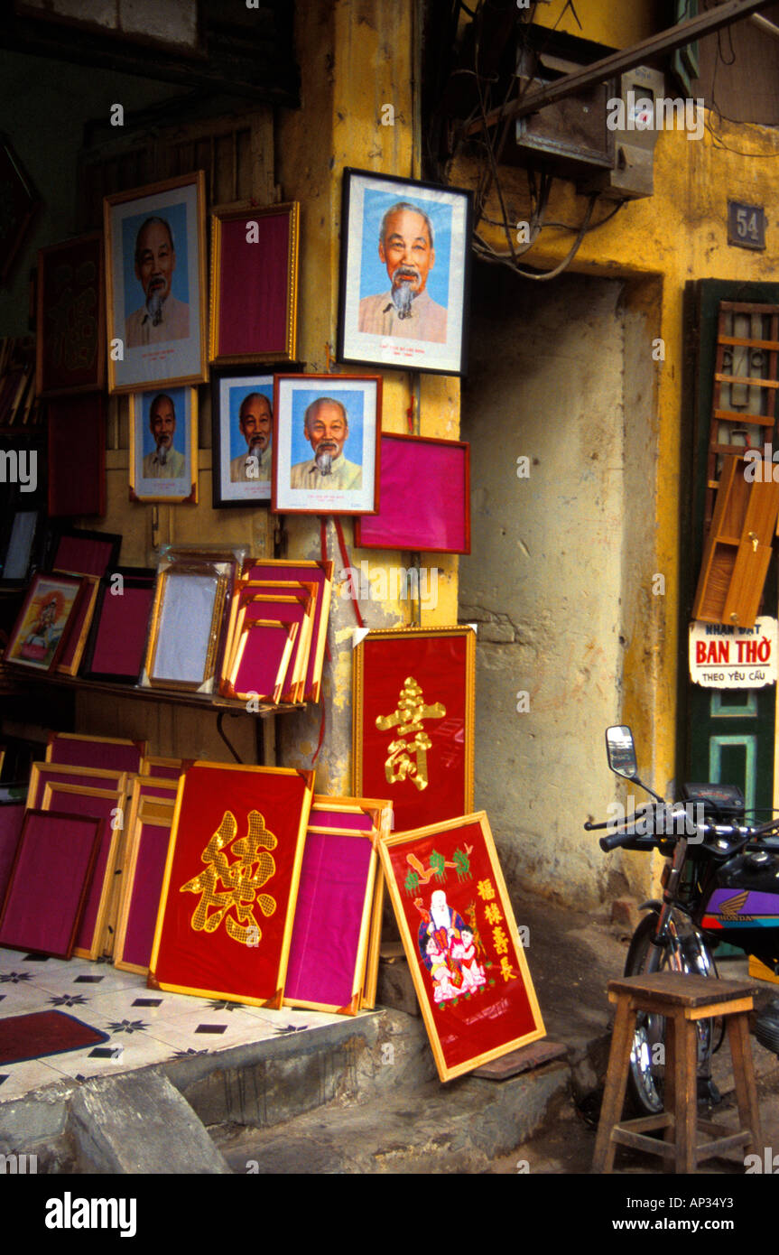 Photographies encadrées à vendre du portrait d'Ho Chi Minh suspendu à l'extérieur de la boutique à Hanoi, Vietnam Banque D'Images