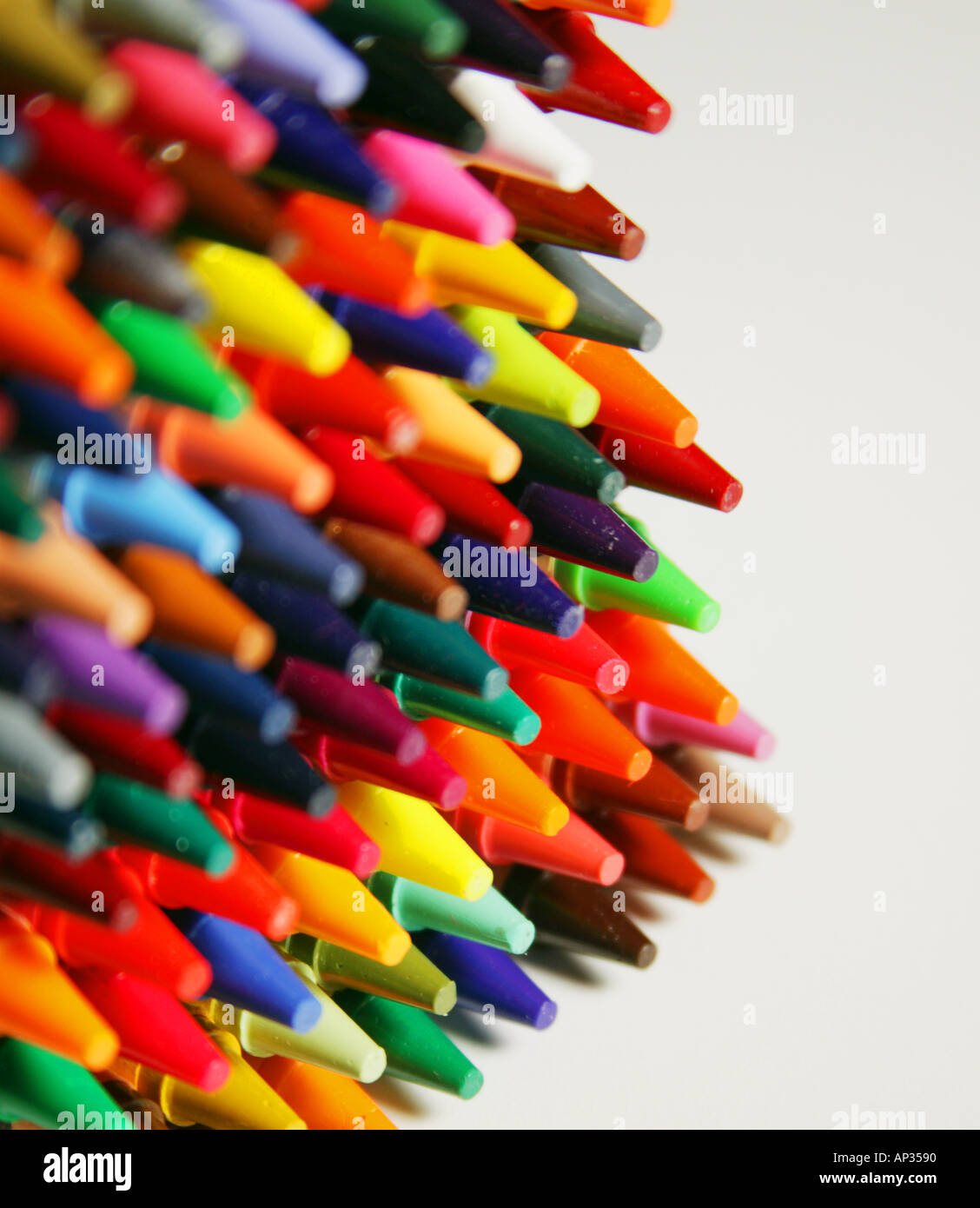 Les crayons de cire de différentes couleurs. Banque D'Images