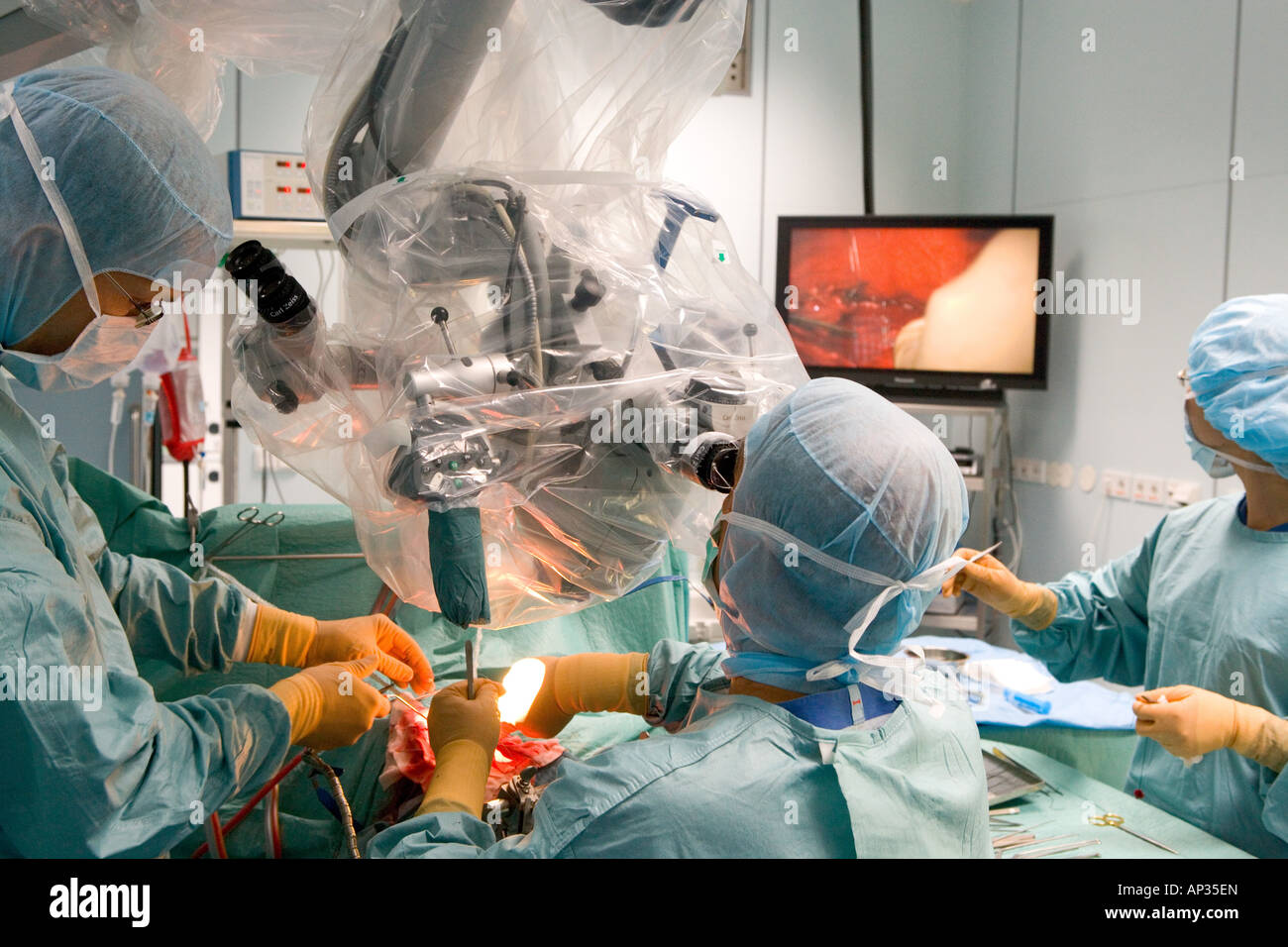 Prof M Lavoie est un homme de superlatifs médical, une autorité internationale sur la neurochirurgie, il a participé à plus de 20,000 Banque D'Images