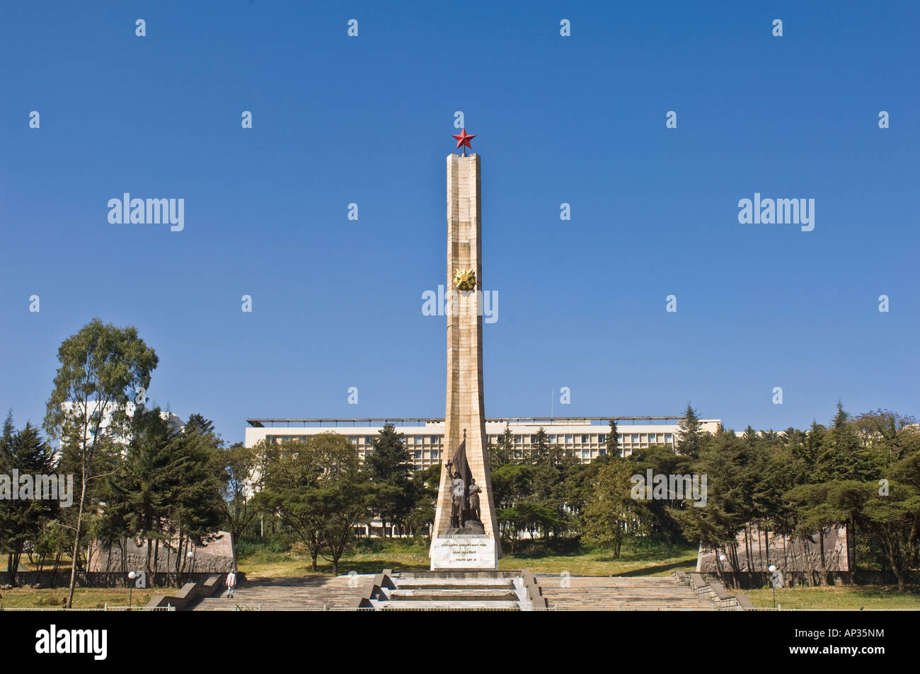 Le Monument Tiglachin ou Derg monument qui se dresse en face du bureau de poste d'Addis Abeba. Banque D'Images