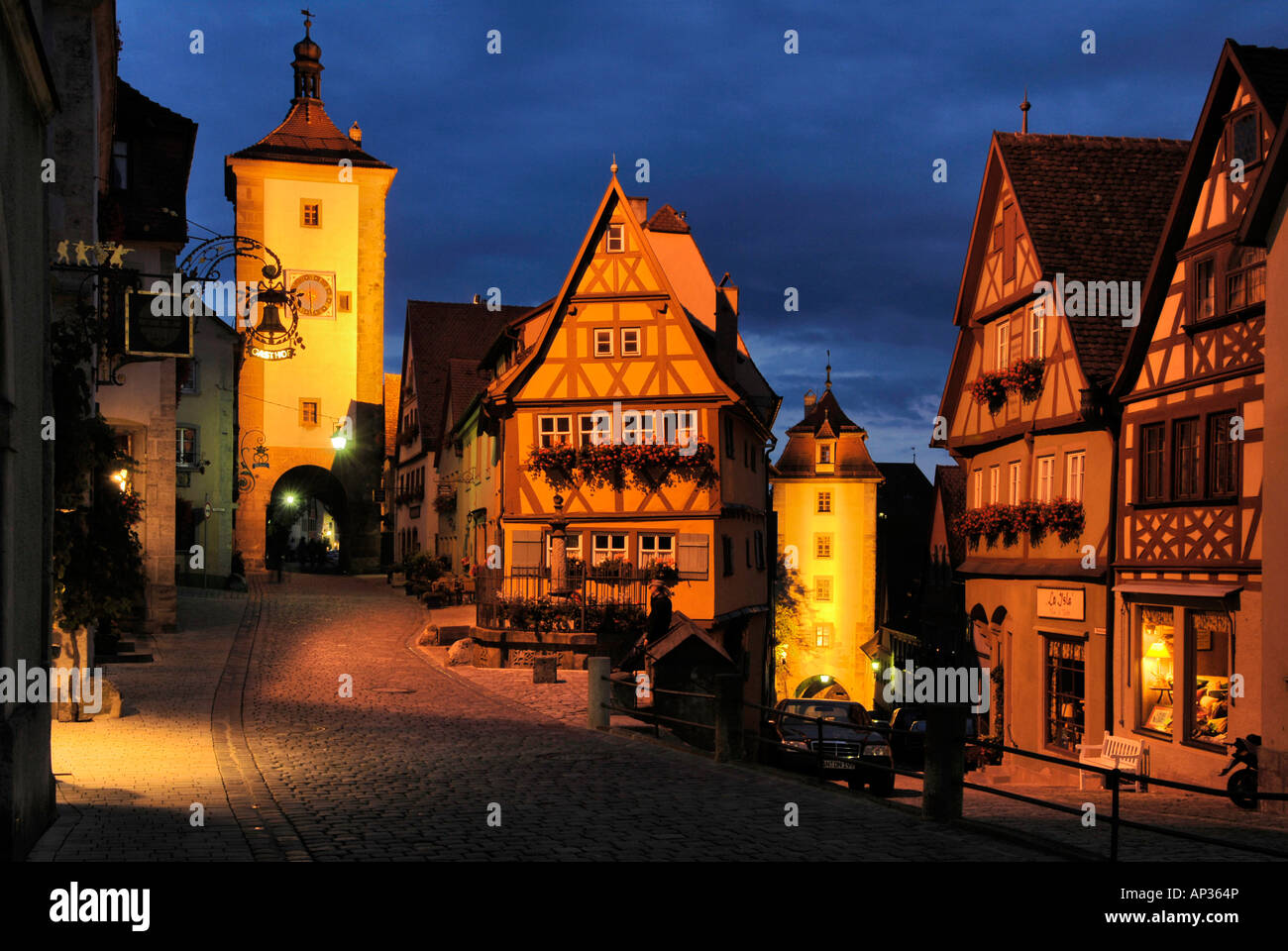 Vue sur la vieille ville médiévale avec tour et maisons à colombages, Siebersturm, Ploenplein, Rothenburg ob der Tauber, Franconia, Banque D'Images
