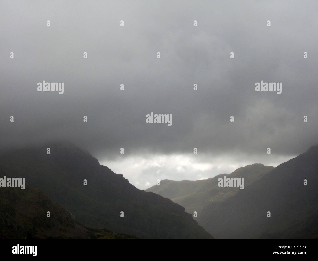 Llanberis pass et lit-bébé coch crête de montagne couverte de nuages de Snowdonia, le nord du Pays de Galles Banque D'Images