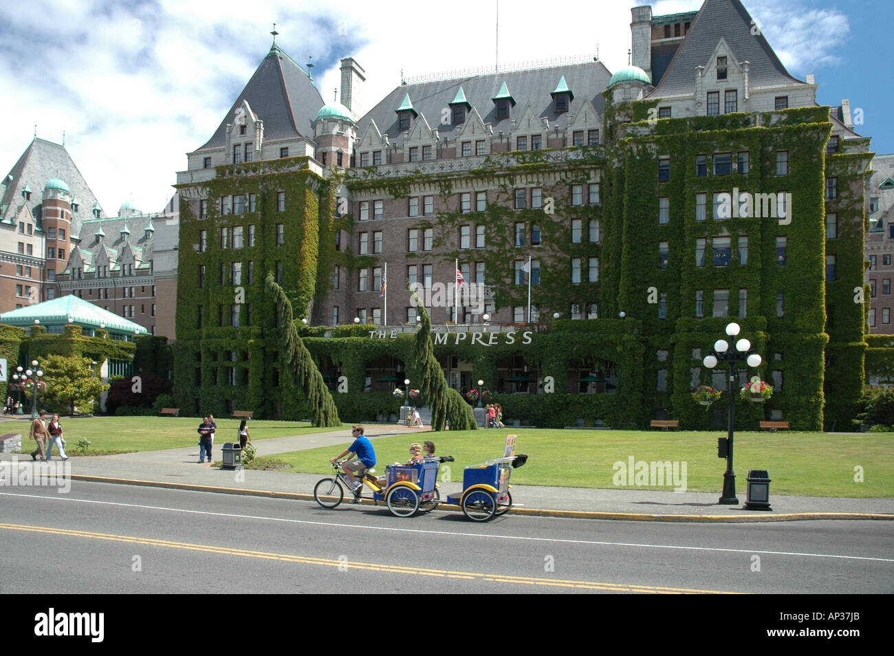 Une location de voitures attire en face de l'hôtel Empress, Victoria, Colombie-Britannique, Canada. Banque D'Images