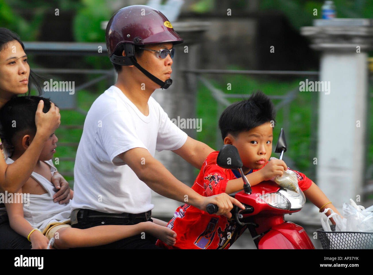 La famille thaï sur une moto, la ville de Phuket, Thaïlande Banque D'Images