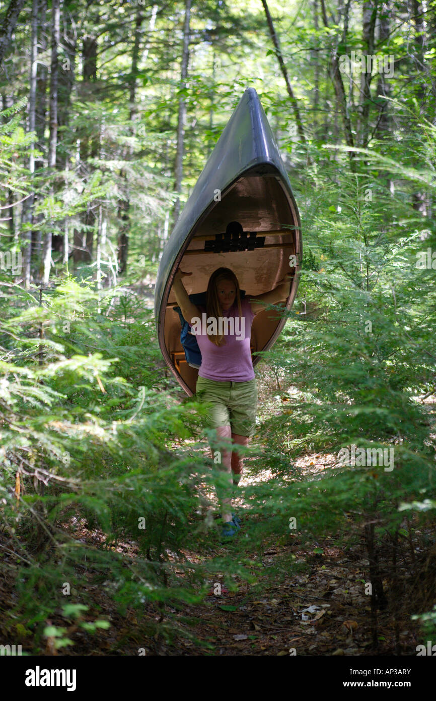 Jeune fille porte un voile sur la rivière Penobscot, Maine, USA Banque D'Images