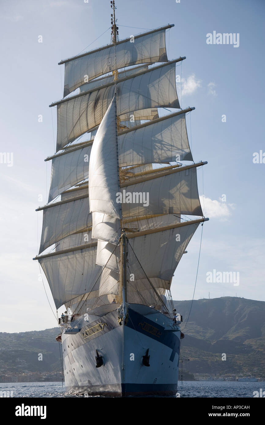 Royal Clipper toutes voiles dehors, la mer Méditerranée, près de Lipari, Sicile, Italie Banque D'Images