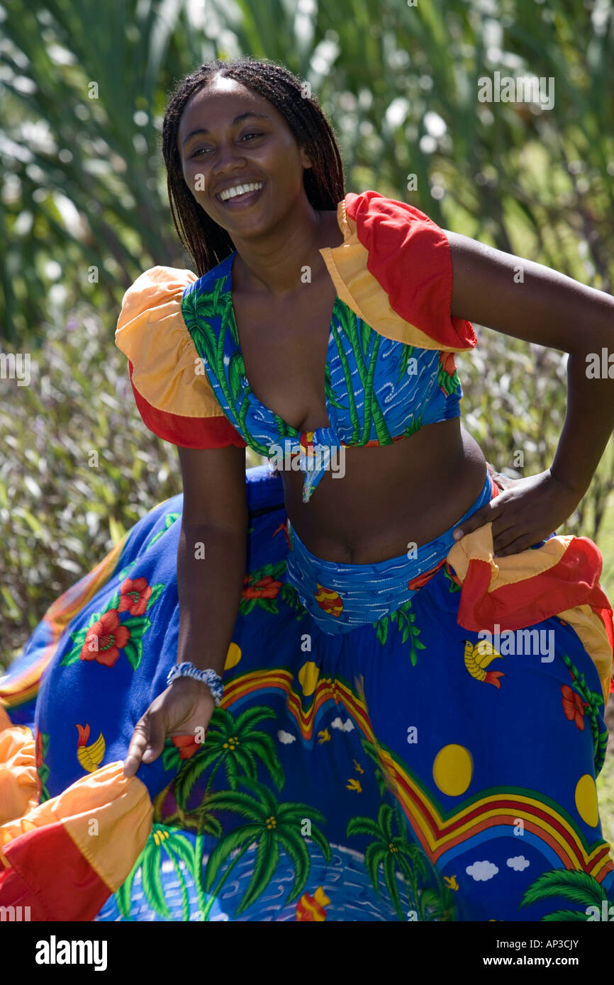 Femme en costume de danse Sega traditionnel, Moevenpick Resort and Spa  Mauritius, Bel Ombre, Savanne District, l'Ile Maurice Photo Stock - Alamy