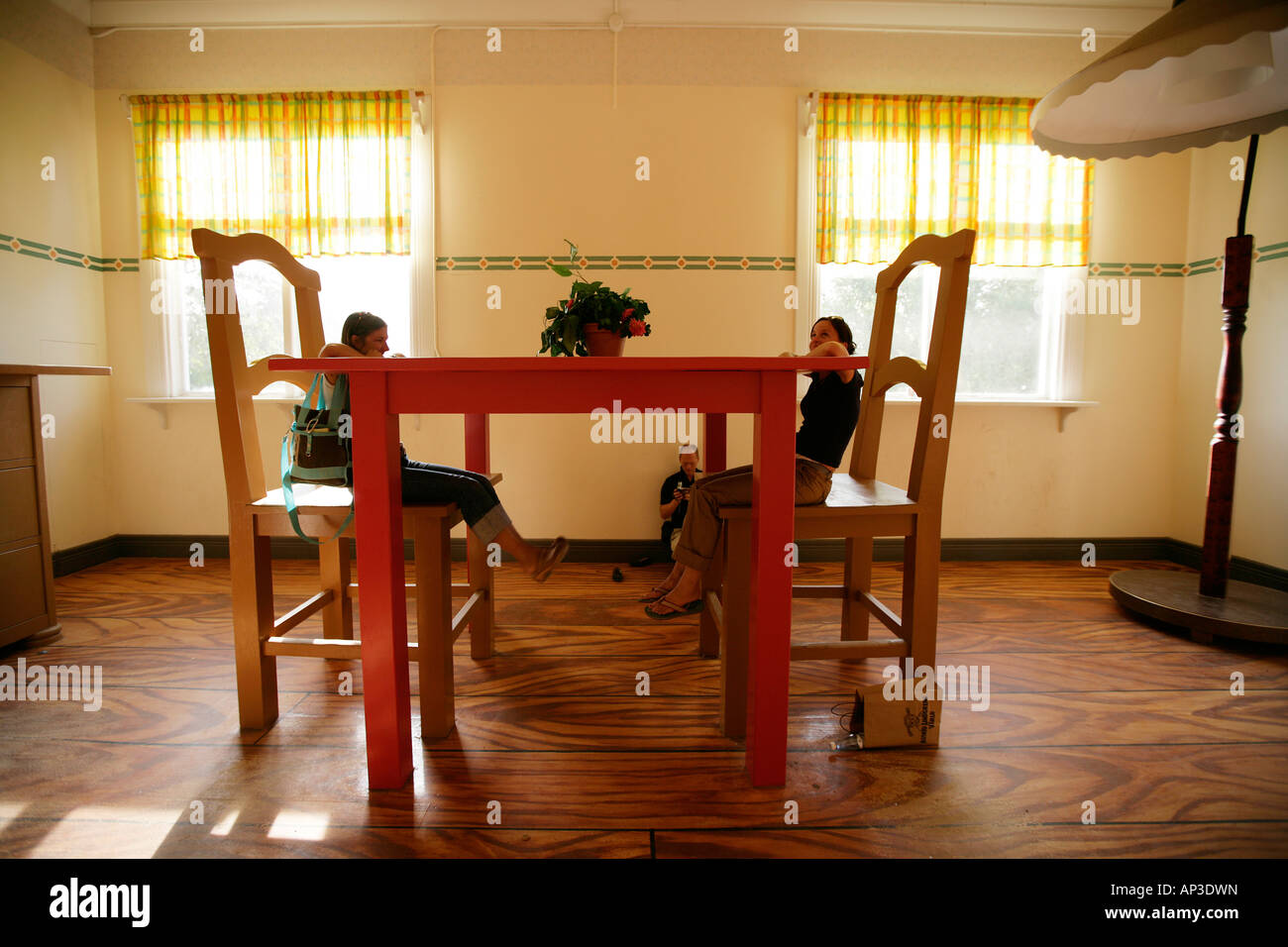 Deux femmes assises sur des chaises, meubles élargie, comme le petit Poucet, Astrid Lindgren World, Vimmerby, Smaland, Suède Banque D'Images
