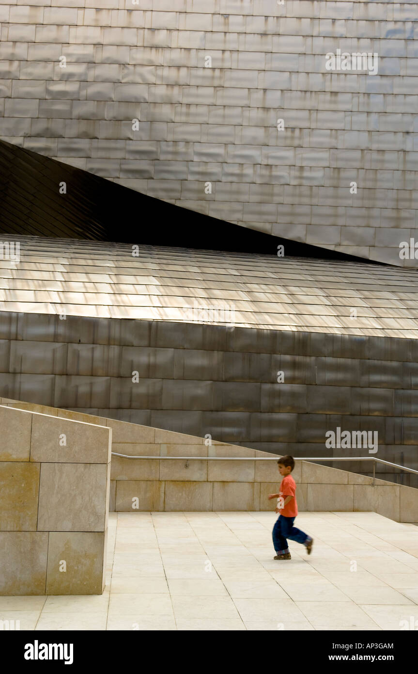 Garçon dans les escaliers, Guggenheim-Museum, Bilbao Banque D'Images