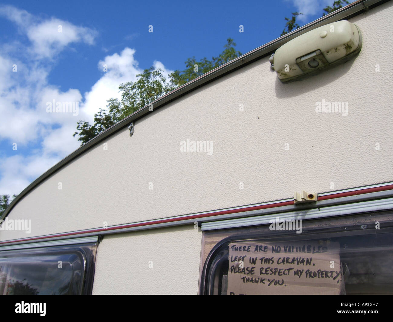 Message pour les voleurs dans la fenêtre caravane isolée Banque D'Images