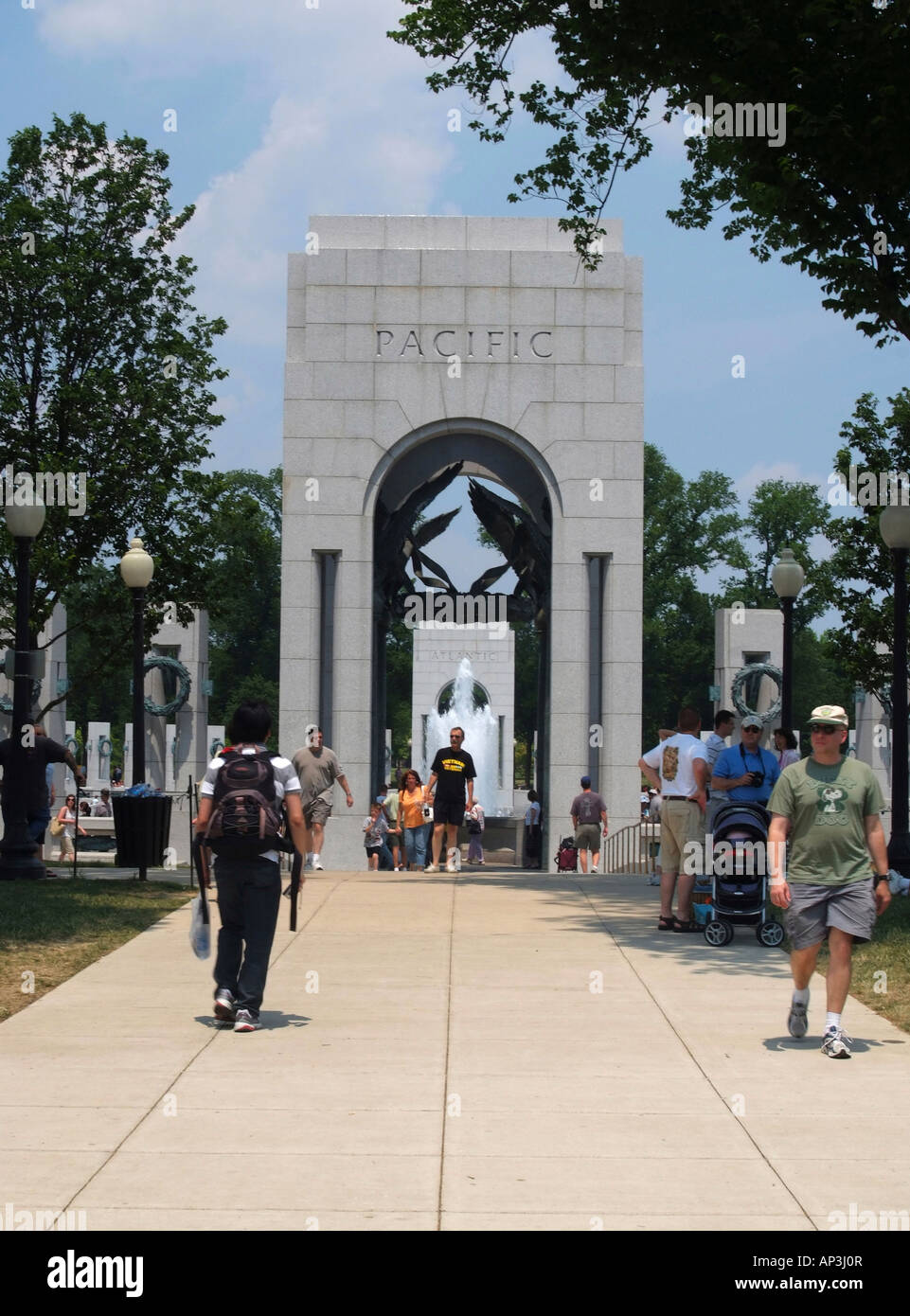 Trottoir menant à la World War II Memorial Pacific Pavilion National Mall Washington DC United States America Banque D'Images