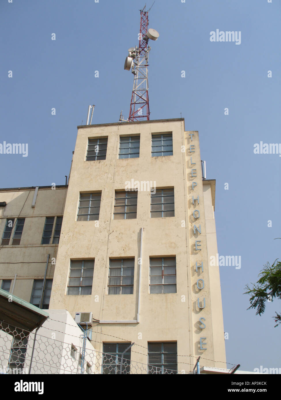 Téléphone Chambre avec mât de télécommunications à Kampala Banque D'Images