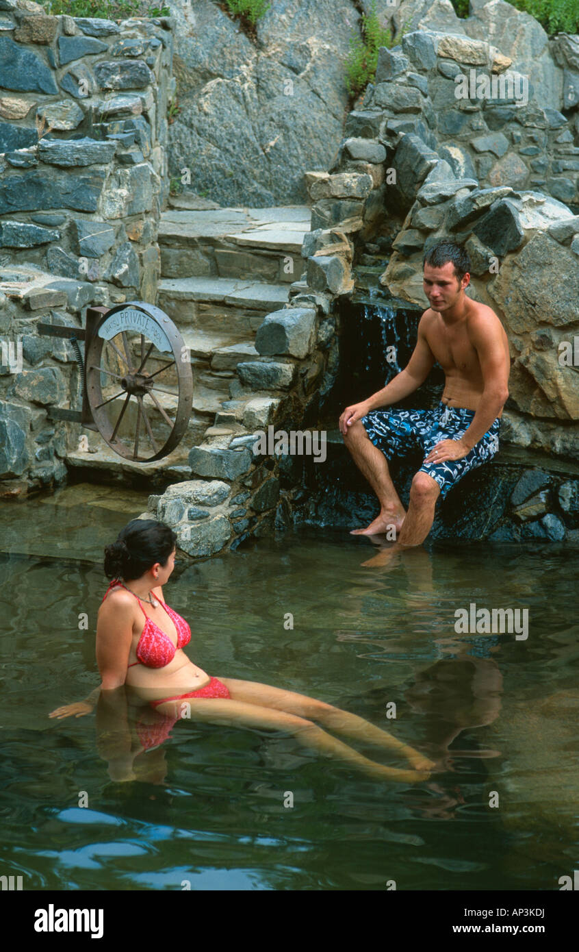 Couple in Strawberry Park Hot spring de Steamboat Springs, Colorado USA Banque D'Images