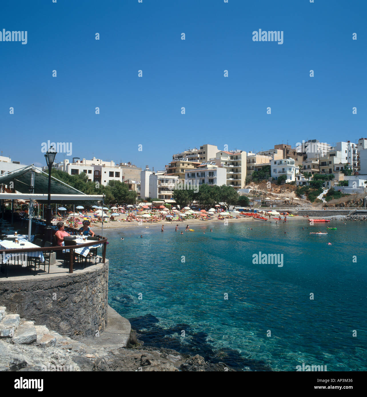 Plage de la ville, Aghios Nikolaos, côte nord-est, la Crète, Grèce Banque D'Images